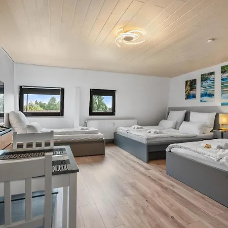 Апартаменты Dg - Einfach Aber Sehr Komfortabel - Fuer Bis Zu 12 Personen - Gruppen, Messe, Monteure, Studenten - Voll Ausgestattet - 3 Smart-tv 55 Zoll Netflix, 1000 Mbit Wlan, Voll Ausgestattete Kueche