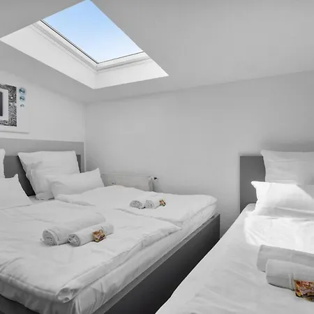 Dg - Einfach Aber Sehr Komfortabel - Fuer Bis Zu 12 Personen - Gruppen, Messe, Monteure, Studenten - Voll Ausgestattet - 3 Smart-tv 55 Zoll Netflix, 1000 Mbit Wlan, Voll Ausgestattete Kueche Apartment Duisburg