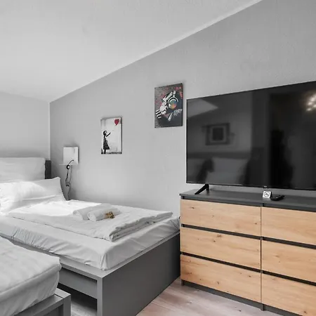 Dg - Einfach Aber Sehr Komfortabel - Fuer Bis Zu 12 Personen - Gruppen, Messe, Monteure, Studenten - Voll Ausgestattet - 3 Smart-tv 55 Zoll Netflix, 1000 Mbit Wlan, Voll Ausgestattete Kueche Apartment Duisburg