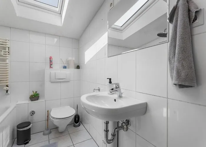 Dg - Einfach Aber Sehr Komfortabel - Fuer Bis Zu 12 Personen - Gruppen, Messe, Monteure, Studenten - Voll Ausgestattet - 3 Smart-tv 55 Zoll Netflix, 1000 Mbit Wlan, Voll Ausgestattete Kueche Апартаменты *