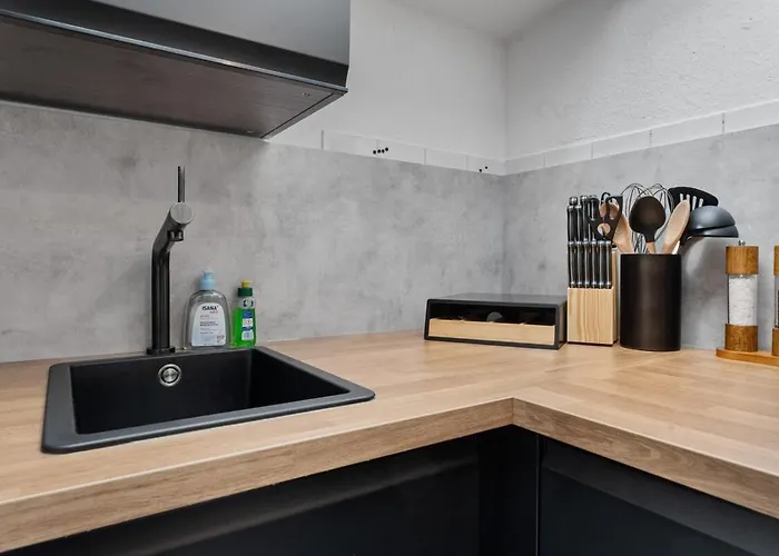 Апартаменты Dg - Einfach Aber Sehr Komfortabel - Fuer Bis Zu 12 Personen - Gruppen, Messe, Monteure, Studenten - Voll Ausgestattet - 3 Smart-tv 55 Zoll Netflix, 1000 Mbit Wlan, Voll Ausgestattete Kueche Дуйсбург